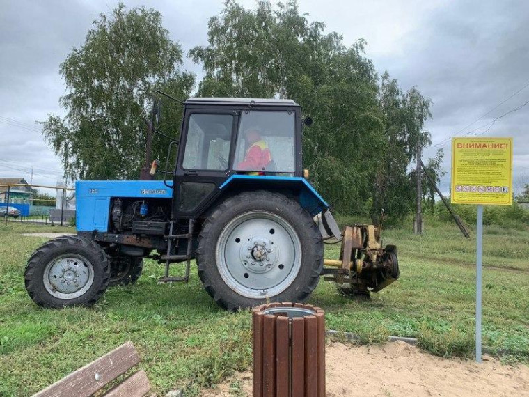 Продолжаются работы по покосу травы вдоль дорог. Продолжаются работы по покосу травы вдоль дорог.